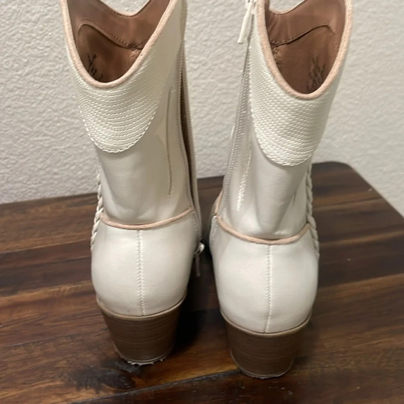 Universal Thread Cream Beige Western Rodeo Cowboy Cowgirl Pointy Boots Booties 6 - Picture 14 of 16